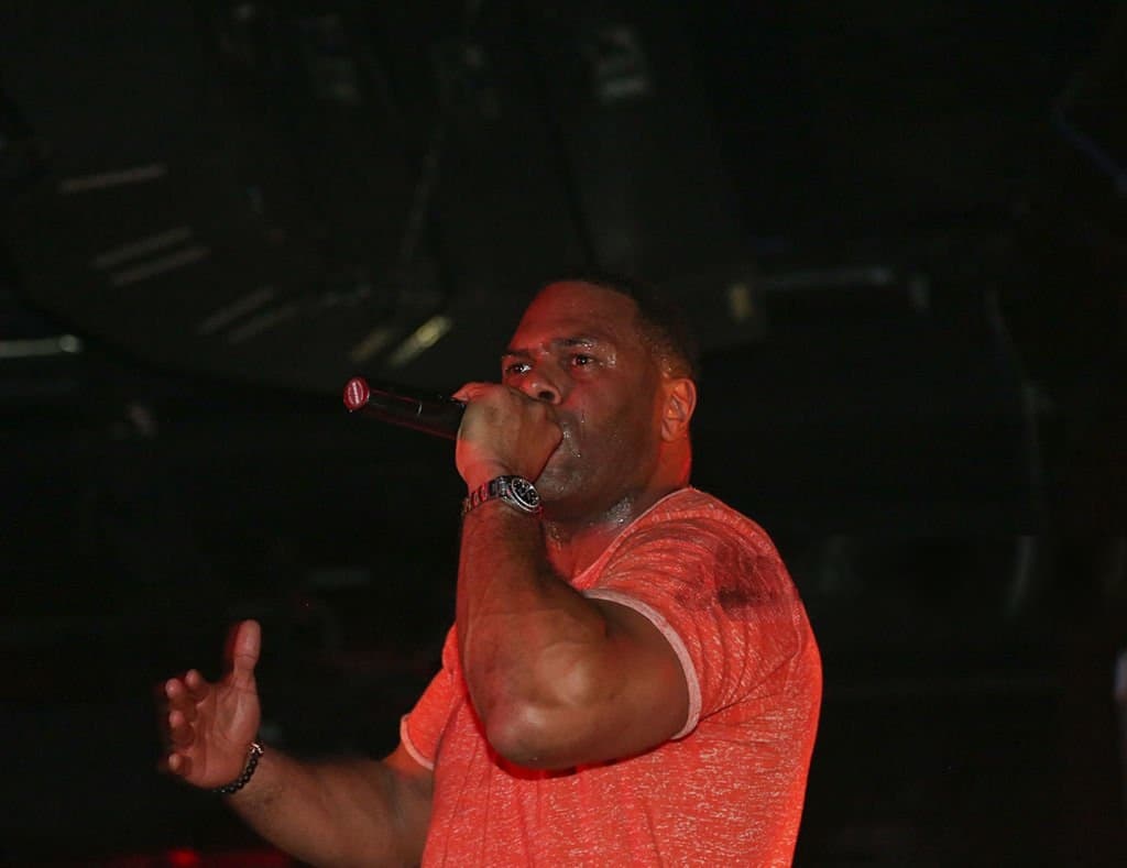 C.L. Smooth mid-performance, close up.