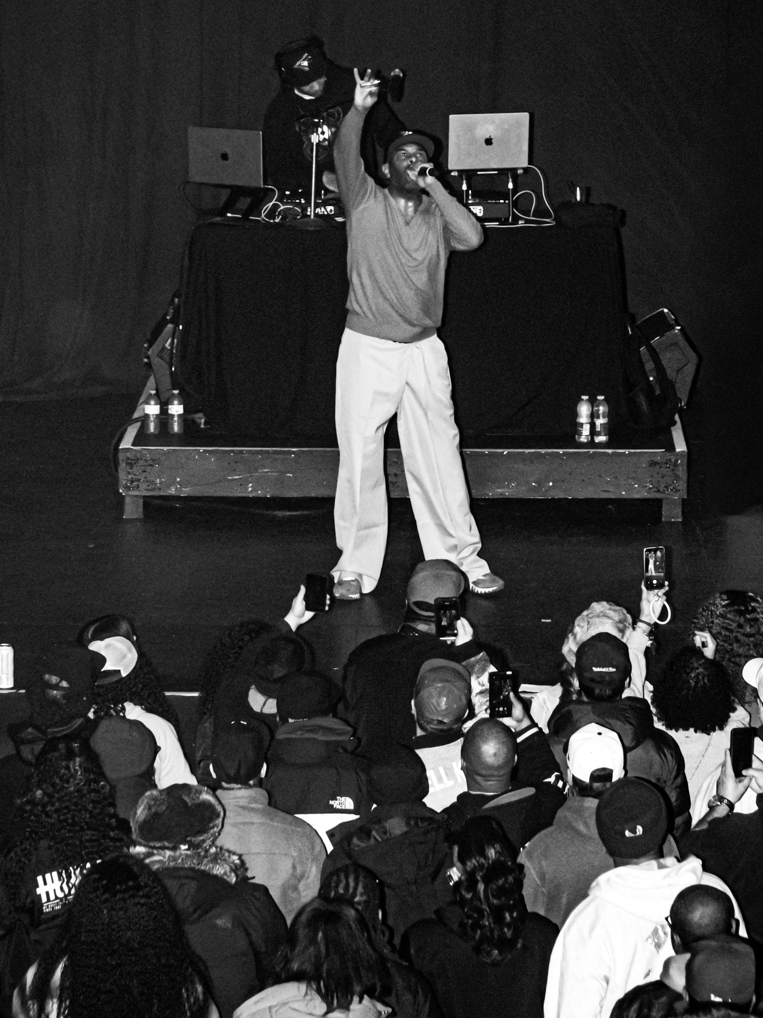 C.L. Smooth commanding the crowd on stage.